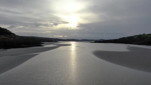 Donegal, İrlanda 'daki Gweebarry Körfezi' nin üzerinde uçuyor.. — Stok video
