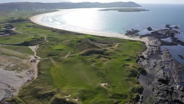 Vista aérea de Carrickfad con la playa de Cashelgolan y la premiada Narin Beach por el Condado de Portnoo Donegal, Irlanda — Vídeo de stock