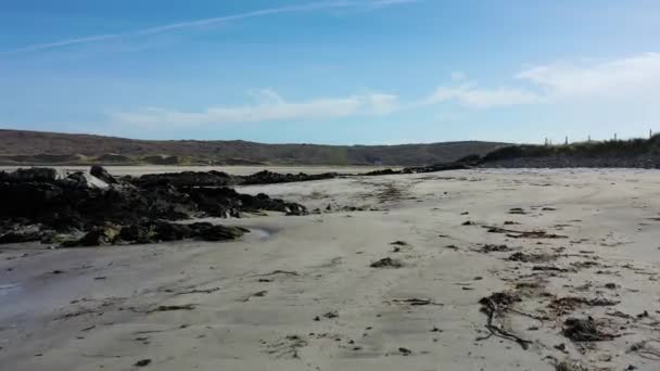 Flyger djupt över Cashelgolan beach, Castlegoland, vid Portnoo i grevskapet Donegal - Irland — Stockvideo