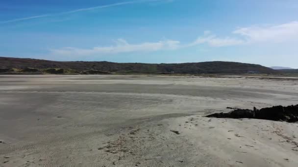 돈갈 - 아일랜드군 (郡) 포트노이 오 에서캐 셀 골란 해변의 깊은 곳을 비행하는 모습 — 비디오