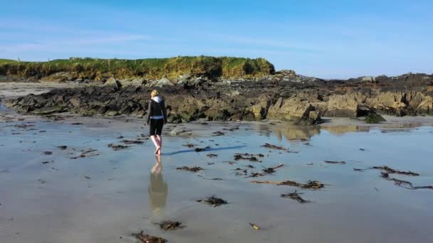 Ładna pani spacery na samotnej piaszczystej plaży — Wideo stockowe
