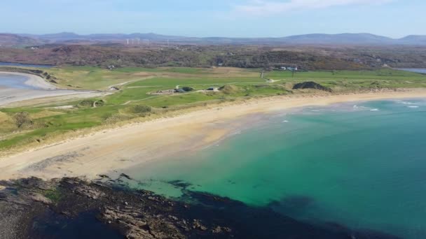 Vista aérea de Carrickfad con la playa de Cashelgolan y la premiada Narin Beach por el Condado de Portnoo Donegal, Irlanda — Vídeos de Stock