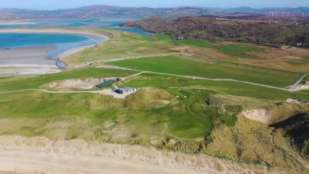 Vista aérea de Carrickfad con la playa de Cashelgolan y la premiada Narin Beach por el Condado de Portnoo Donegal, Irlanda — Vídeo de stock