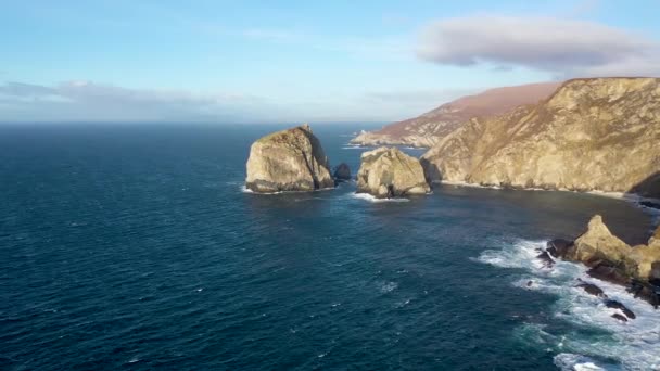 Widok z lotu ptaka na piękne wybrzeże przez port w hrabstwie Donegal - Irlandia — Wideo stockowe