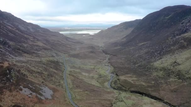 Uitzicht op de Grannys-pas vanuit de lucht is dichtbij Glengesh Pass in Country Donegal, Ierland — Stockvideo