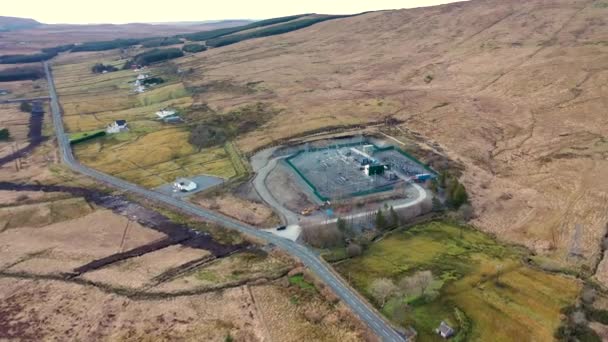 Letecký snímek napájecí stanice pro přenos elektřiny v hrabství Donegal - Irsko — Stock video