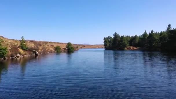 Άποψη της όμορφης λίμνης Namanlagh κοντά στο Bonny Glen στην κομητεία Donegal - Ιρλανδία — Αρχείο Βίντεο