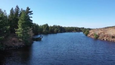 Donegal, İrlanda 'daki Bonny Glen yakınlarındaki güzel Namanlagh Gölü' nün hava manzarası.