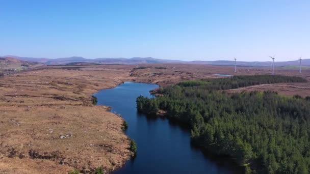 Donegal, İrlanda 'daki Bonny Glen yakınlarındaki güzel Namanlagh Gölü' nün hava manzarası. — Stok video