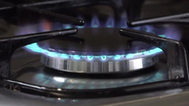 Ev yapımı mutfak fırınının gaz alevi.