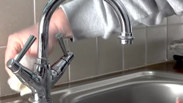 Wasserhahn an stählerner Küchenspüle polieren — Stockvideo