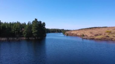 Donegal, İrlanda 'daki Bonny Glen yakınlarındaki güzel Namanlagh Gölü' nün hava manzarası.