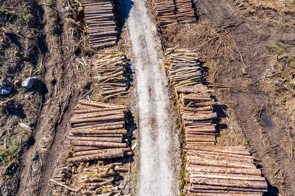 Vista aérea de las pilas de madera en Bonny Glen en el Condado de Donegal - Irlanda — Foto de Stock