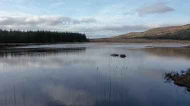 County Donegal, İrlanda 'daki Glenties kasabasının yanındaki peatbataklık üzerinde uçuyor.