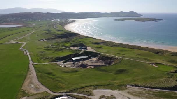 Vista aérea de Carrickfad con la playa de Cashelgolan y la premiada Narin Beach por el Condado de Portnoo Donegal, Irlanda — Vídeo de stock