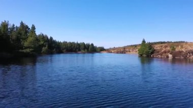Donegal, İrlanda 'daki Bonny Glen yakınlarındaki güzel Namanlagh Gölü' nün hava manzarası.