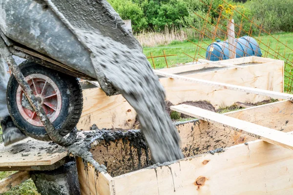 Hæld beton i træramme med trillebør - Stock-foto