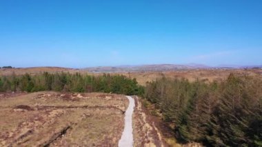 Donegal, İrlanda 'daki Bonny Glen yakınlarındaki güzel Namanlagh Gölü' nün hava manzarası.