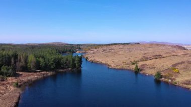 Donegal, İrlanda 'daki Bonny Glen yakınlarındaki güzel Namanlagh Gölü' nün hava manzarası.