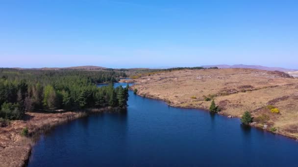 Uitzicht vanuit de lucht op het prachtige Namanlagh-meer in de buurt van Bonny Glen in county Donegal - Ierland — Stockvideo