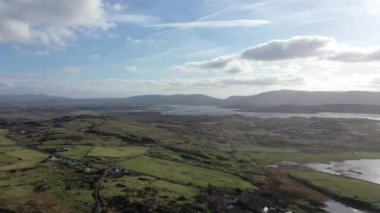 İrlanda 'nın Donegal ilçesindeki Ardara' ya doğru uçuyor.