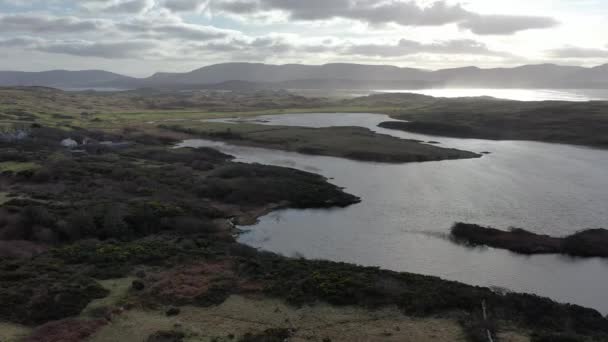 Flygfoto över Kiltoons sjö vid Rossbeg mellan Ardara och Portnoo i grevskapet Donegal, Irland — Stockvideo