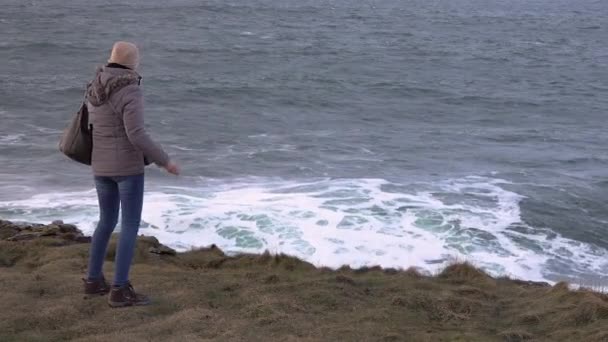 Obrovské vlny lámání na Muckross Head - Malý poloostrov západně od Killybegs, County Donegal, Irsko. Skály jsou proslulé lezení — Stock video