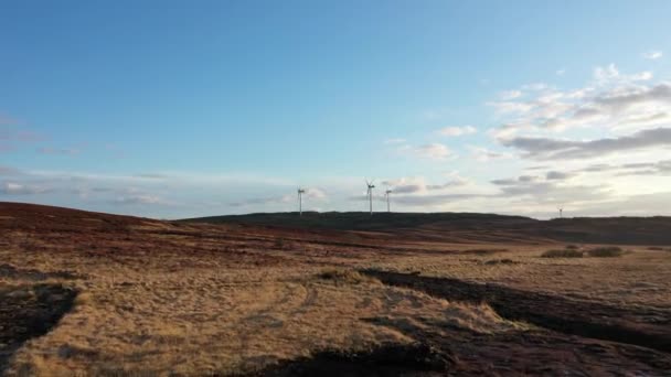 Vista aérea do parque eólico Clogheravaddy no condado de Donegal - Irlanda — Vídeo de Stock