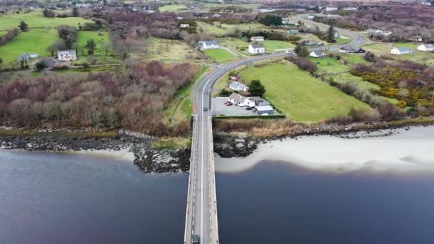 Le pont vers Lettermacaward dans le comté de Donegal - Irlande . — Video