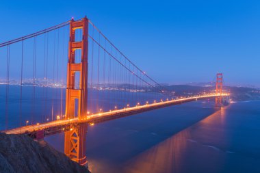 Işıklı Golden Gate Köprüsü, gece görünümü