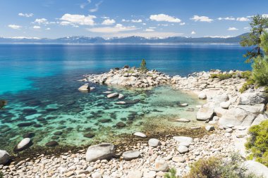 Güzel kayalar ve kristal berraklığında su lake Tahoe