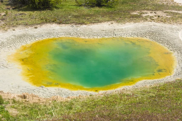 Geotermiska pool i Yellowstone National Park — Stockfoto