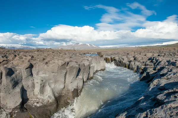 Исландская река в вулканическом поле — стоковое фото