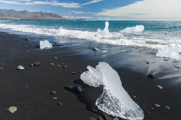 Пляж с ледяной водой — стоковое фото