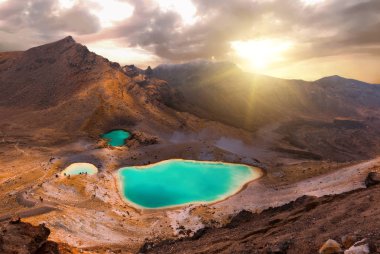 Zümrüt göller üzerinde Tongariro geçiş izlemek,