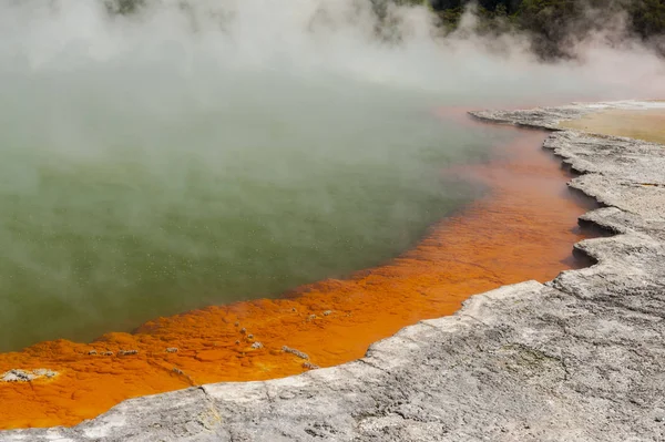 Unika ångande våren champagne pool — Stockfoto