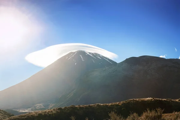 Mount Ngauruhoe bir bulut kap ile — Stok fotoğraf