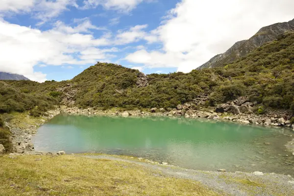 Зеленое озеро под горой Кук — стоковое фото