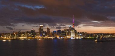 Güneş battıktan sonra Auckland manzarası