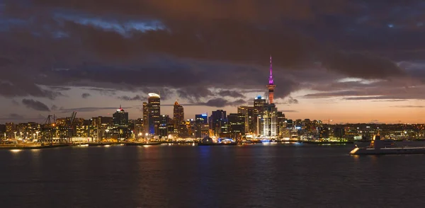 Die Skyline von Auckland nach Sonnenuntergang — Stockfoto