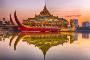 Barma sarayda Karaweik