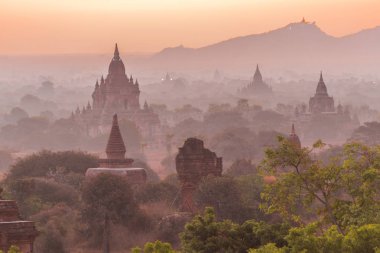Günbatımı Bagan üzerinde