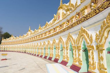 U Min Thonze mağara Pagoda