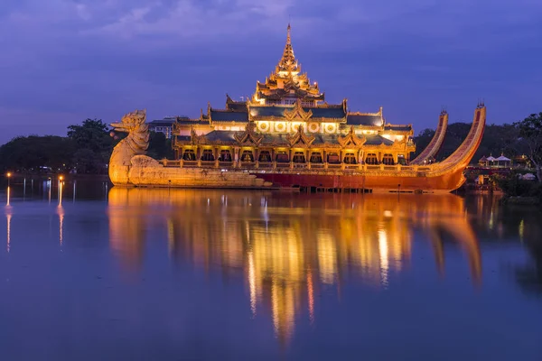 Barma에서 Karaweik 궁전 — 스톡 사진