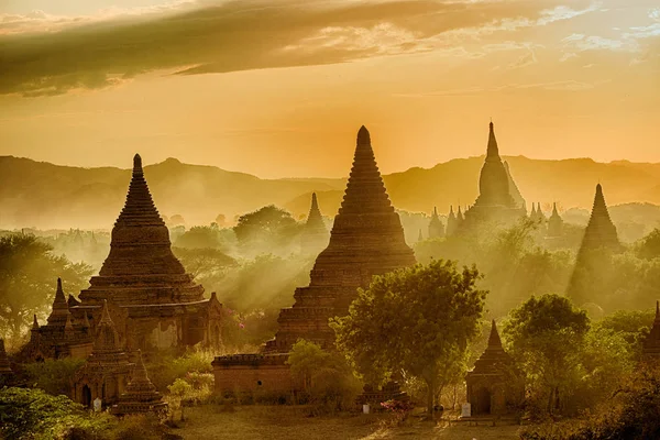 Pôr do sol sobre Bagan — Fotografia de Stock