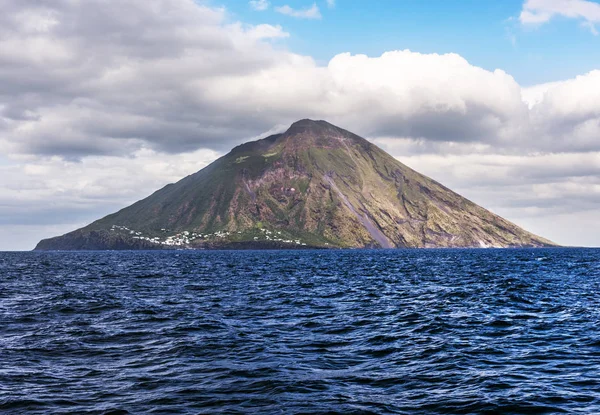 Vulcão Stromboli e mar — Fotografia de Stock