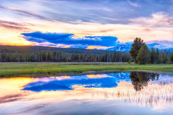 Günbatımı ve Yellowstone — Stok fotoğraf