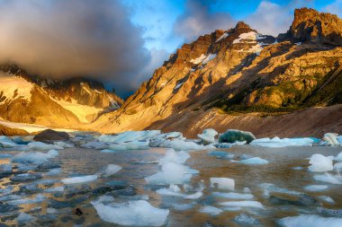 Cerro Torre Laguna Torre bulutlara gelen