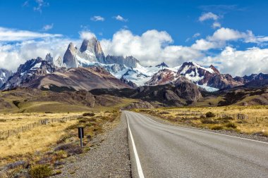Yol ve Fitz Roy Dağı'nda Los Glaciares ulus ile panorama