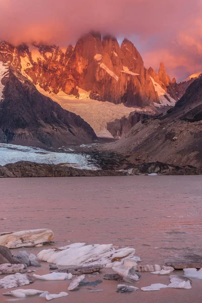 Cerro Torre kommt aus den Wolken an der Laguna Torre — Stockfoto